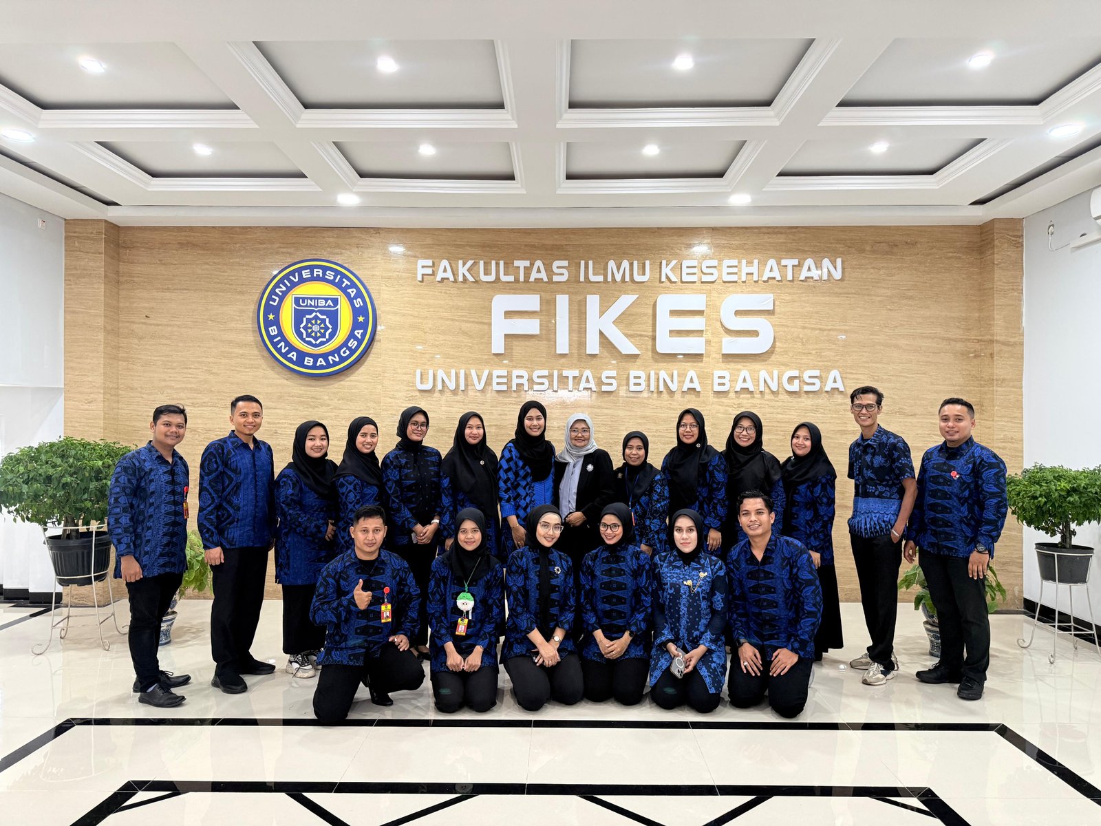 Foto Bersama Keluarga FIKES UNIBA